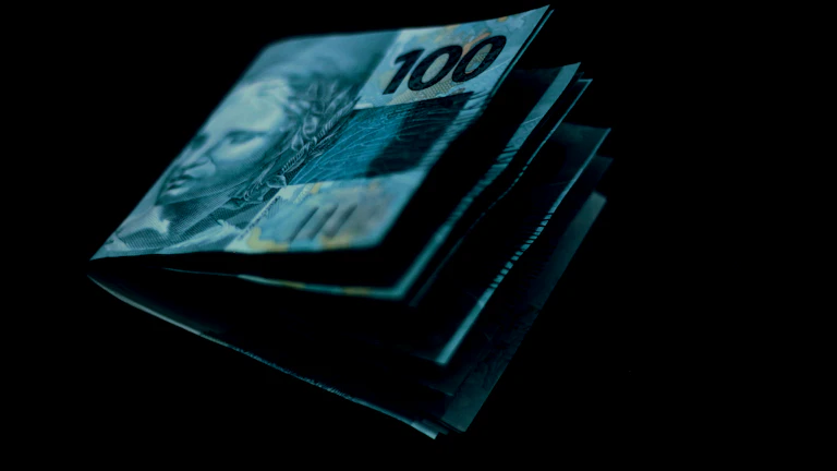 자영업자가 현금흐름을 관리하며 세금 납부유예를 고민하는 장면 대체텍스트