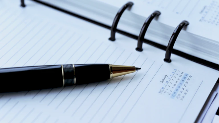 누락공제 경정청구를 위해 서류를 체크리스트로 점검하는 장면 대체텍스트