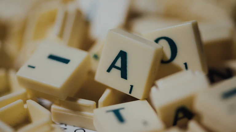 3월 법인세 전 가지급금 인정이자·상여 리스크 차단법 3 3월 법인세 신고 전 가지급금 점검하는 회계장부와 계산기 대체텍스트