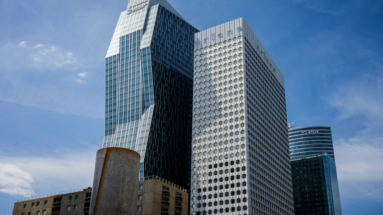 법인세 신고서와 계산기로 절세 계획을 세우는 장면(이월공제 관리)