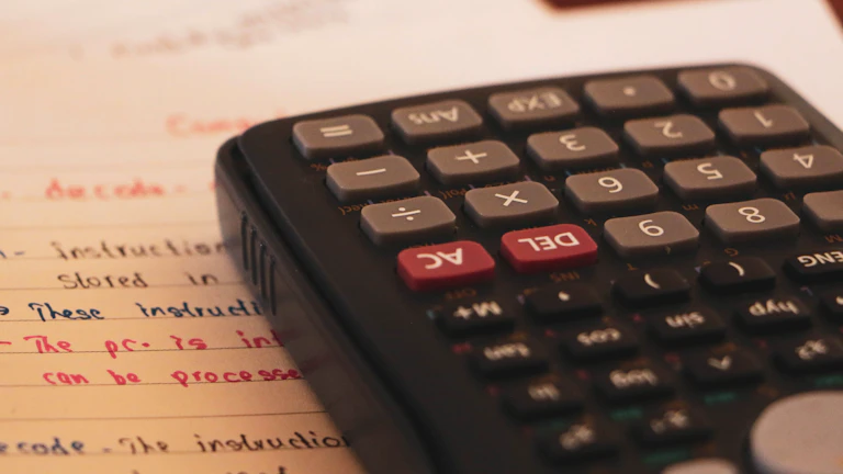 놓친 공제 5년치 환급받는 법 4 의료비·기부금·월세 증빙서류를 체크리스트로 정리하는 모습 대체텍스트