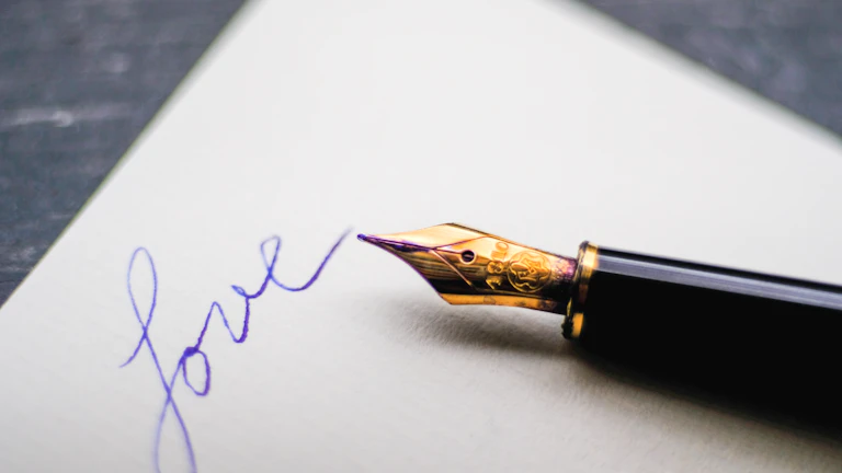 상속세 무신고 추징 리스크 차단 4 상속인들이 상속재산분할협의서에 서명하는 상황을 설명하는 대체텍스트