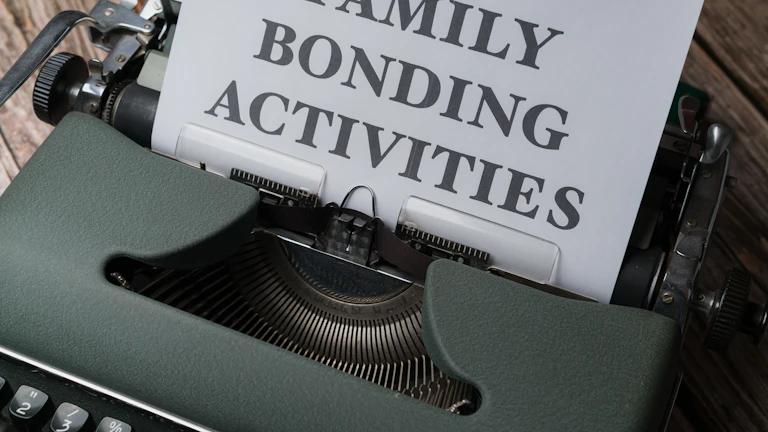 생활비·교육비 인정기준 2026 총정리 3 부모가 자녀에게 송금할 때 이체메모와 영수증을 함께 준비하는 장면