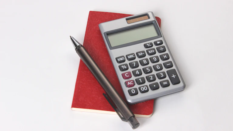 가족이 상속과 증여 계획을 문서로 정리하는 상담 장면