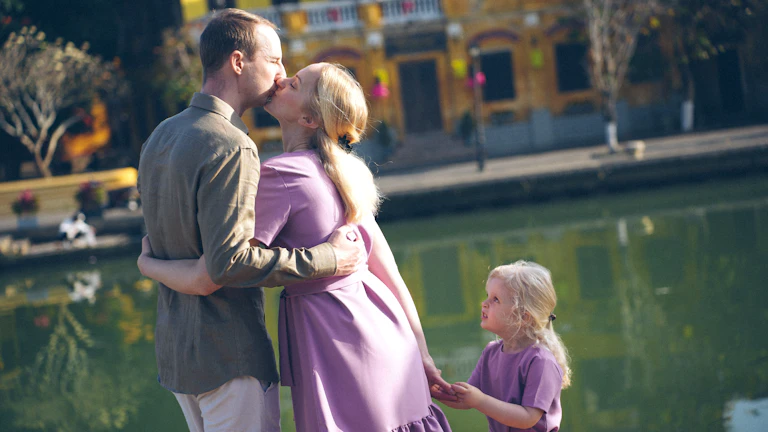 상속세 0원 목표: 보험금 수익자 지정·신탁 절세 설계 3 가족이 보험증권과 상속 설계 자료를 함께 보는 장면