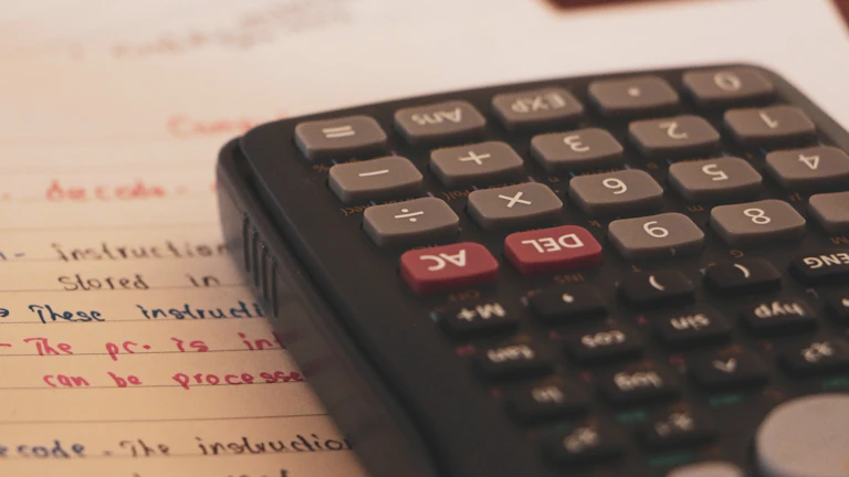 5월 종소세 인적공제 중복 막는 법 3 가족이 모여 부양가족 공제 대상과 공제자를 정리하는 장면