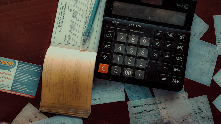 주택임대 필요경비 증빙(이자납입증명서·수리비 영수증) 정리하는 장면 대체텍스트