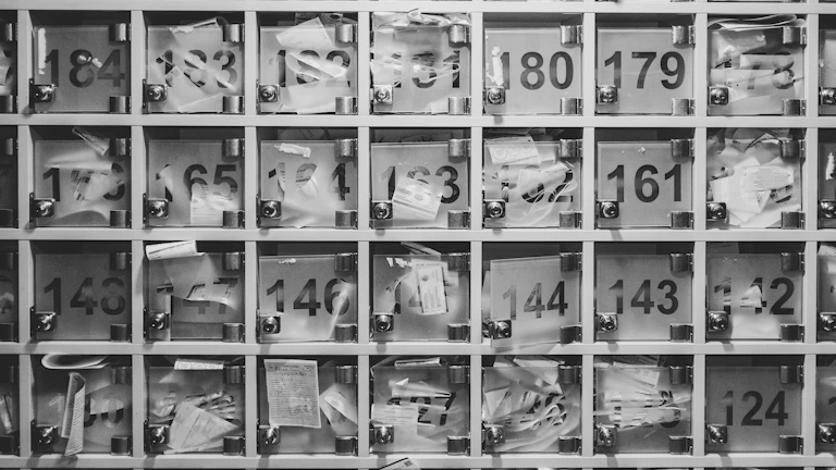 일반과세 전환 시 재고조사표와 세금계산서를 정리하는 장면을 보여주는 이미지