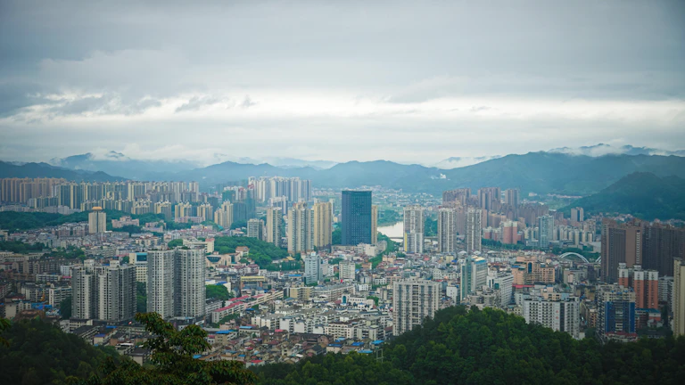 세무사가 근로장려금 요건을 상담하며 서류를 확인하는 장면 대체텍스트