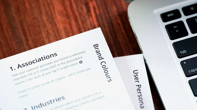 3월 법인세 전 가지급금 인정이자·상여 리스크 차단법 4 대표자 차용증과 이사회 의사록을 준비하는 장면 대체텍스트