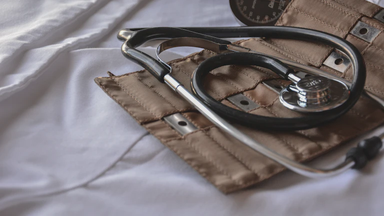 의료비·기부금 영수증 등 연말정산 누락자료를 모아 추가 제출하는 장면을 설명하는 이미지