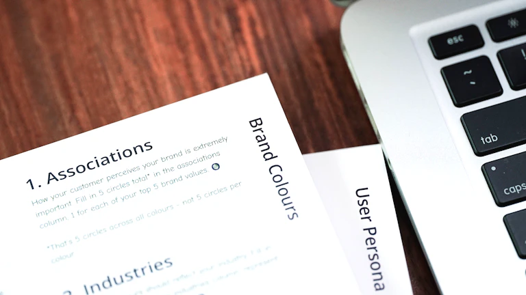 급여담당자에게 정정 제출을 요청하는 상황을 표현한 대체텍스트