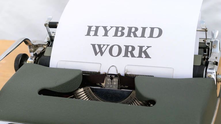 2월 지급명세서 정정 가산세 줄이기 4 급여대장과 원천세 서류를 대조하는 장면을 설명하는 대체텍스트