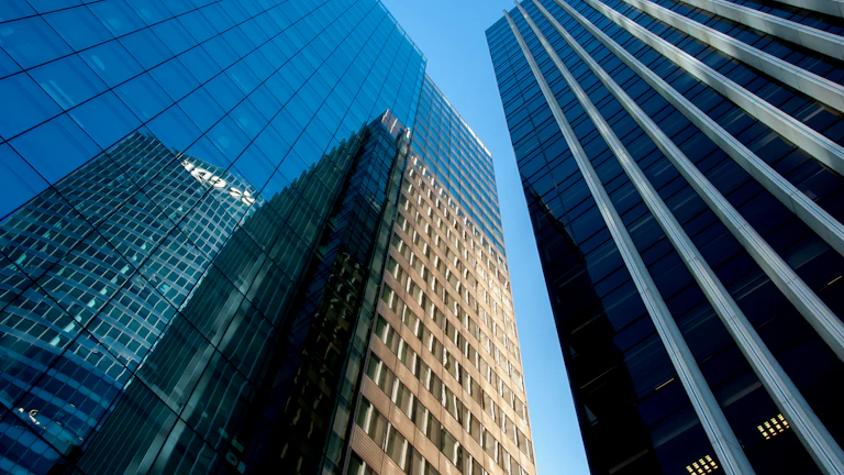 부동산 담보 제공 시 필요한 등기·권리관계 서류를 준비하는 이미지