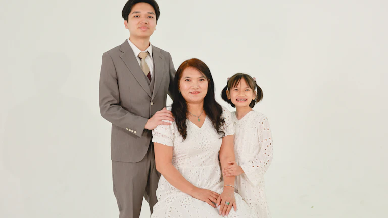 재혼 가정에서 가족관계증명서와 연말정산 서류를 정리하는 장면