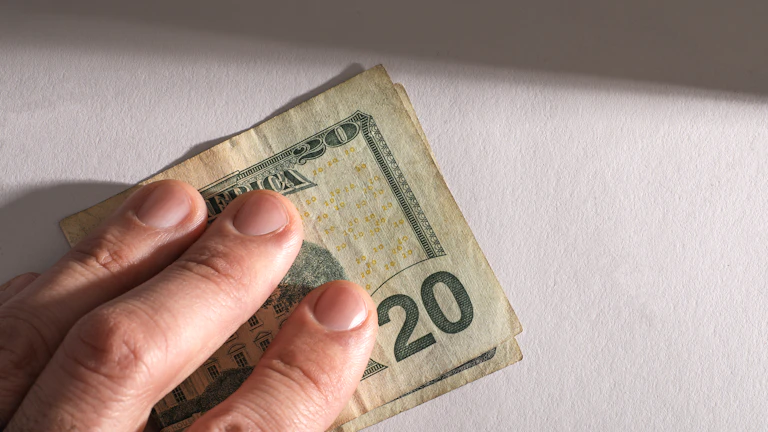 프리랜서 경비처리용 영수증과 카드명세서 정리 장면을 설명하는 이미지