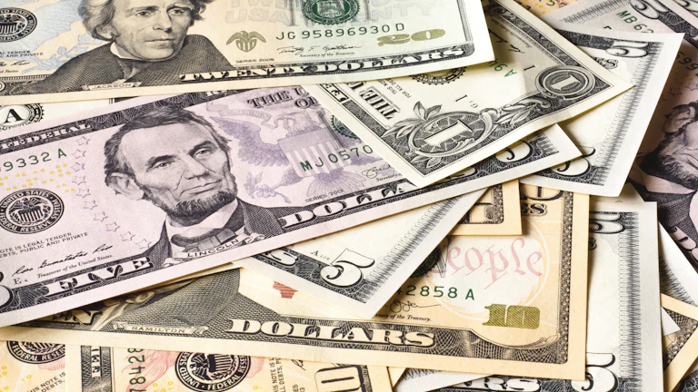 자영업자 현금흐름 관리와 세금 납부 계획을 메모하는 장면