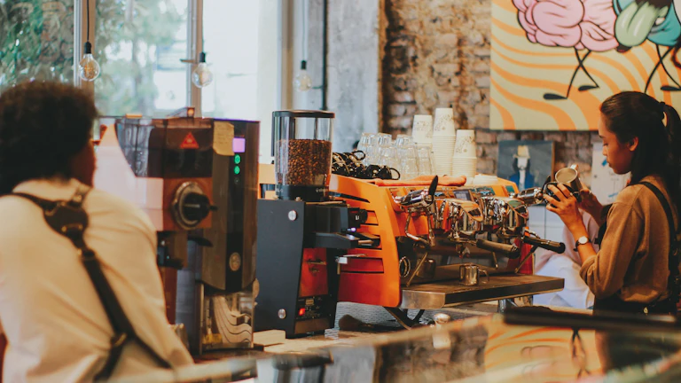 중소기업 제조업 사무실에서 결산 자료를 검토하는 장면