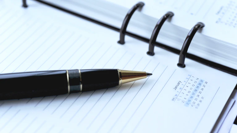 개인사업자가 노트북으로 매출과 비용을 정리하는 장면