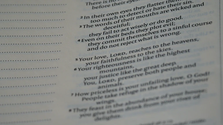 종합소득세 공제 누락 항목을 체크리스트로 확인하는 장면을 설명하는 이미지