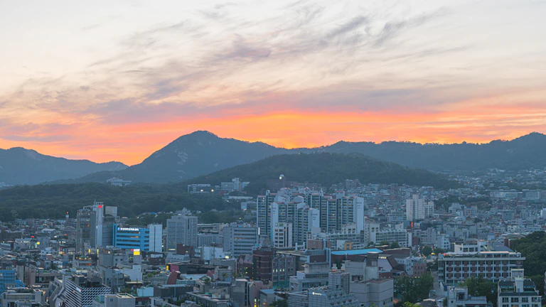 7월 부가세 환급금 최대화 실전 체크리스트 4 전자세금계산서와 영수증을 비교하며 검토하는 장면 대체텍스트