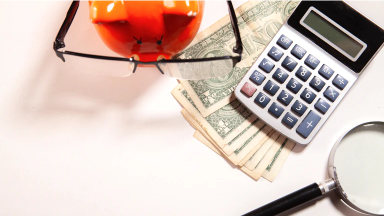 종합소득세 환급액 계산을 위해 서류를 정리하는 모습