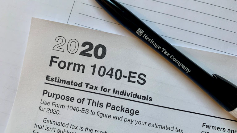 3월 전 환급 늘리는 경정청구 체크리스트 4 연말정산 경정청구를 위해 영수증과 서류를 체크하는 모습 대체텍스트