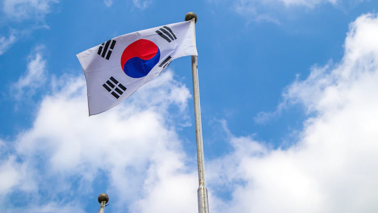 부양가족 인적공제 중복 해결로 환급 늘리기 4 연말정산 정정신고 서류를 정리하며 환급을 준비하는 모습의 이미지 대체텍스트