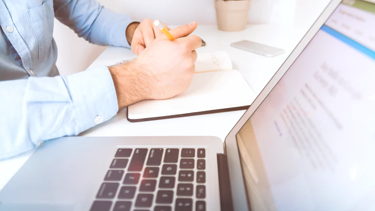 원천세 과납이 발생했을 때 정정신고 후 환급 또는 충당으로 처리되는 과정을 설명하는 이미지