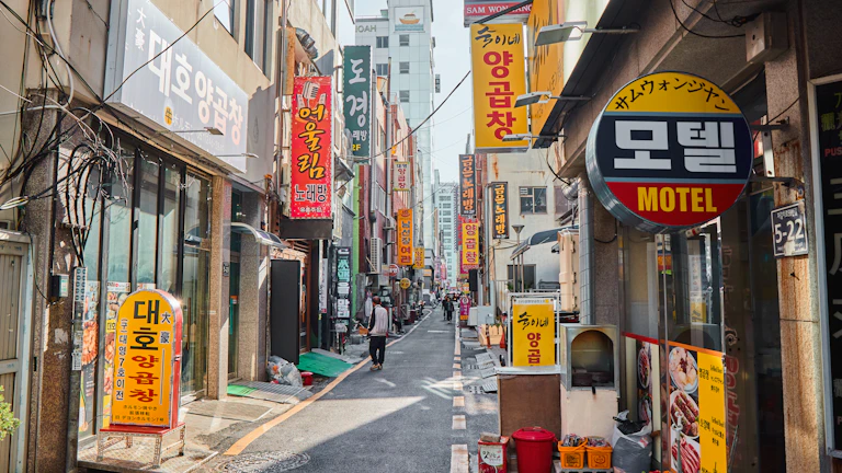 연말정산에서 원천징수영수증과 급여명세서를 비교하는 장면 대체텍스트