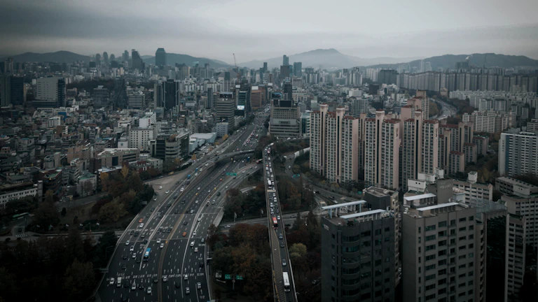 연말정산 체크리스트와 가족 공제 항목을 비교하는 이미지 대체텍스트