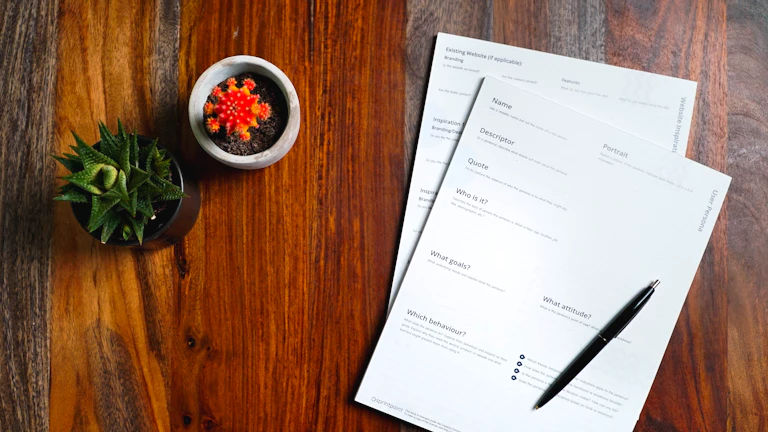 대출 서류 체크리스트에 근로소득 원천징수영수증이 포함된 장면을 설명하는 이미지