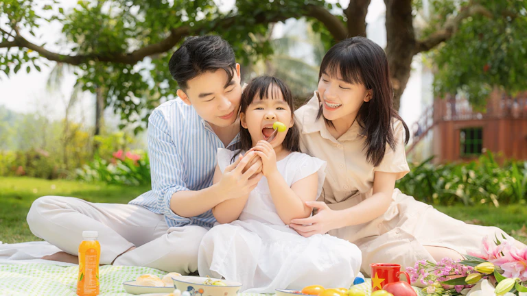 가족이 신탁설계 상담하는 장면