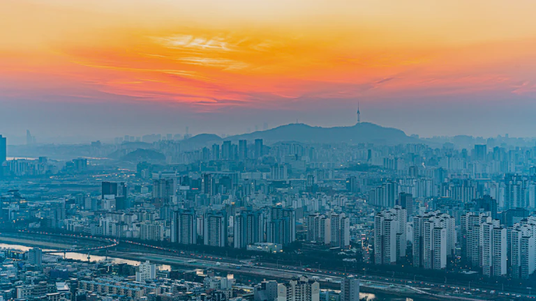 상속세 신고 서류와 주택연금 정산서를 확인하는 장면 대체이미지