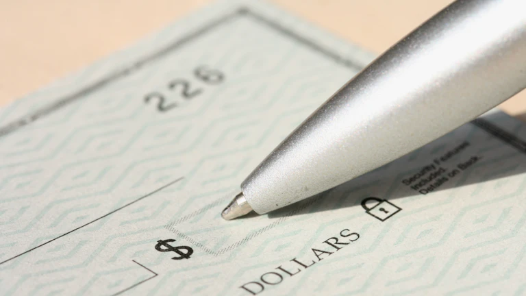 사망보험금 상속세 과세여부 정리 2026 3 사망보험금과 상속세 신고서류를 함께 검토하는 장면 대체텍스트