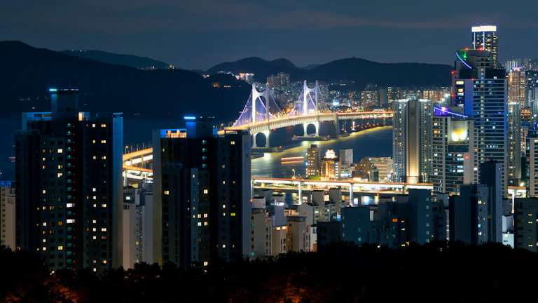 상속세 납부를 위해 담보대출과 연부연납을 비교 상담하는 장면 대체텍스트