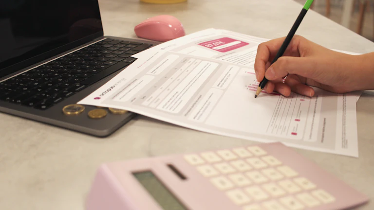 전세자금대출 서류 체크리스트를 책상 위에 펼쳐둔 상황을 설명하는 이미지