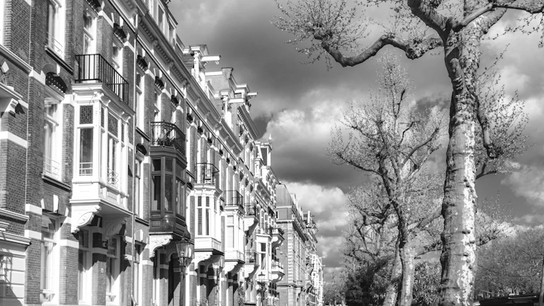 부동산 감정평가서와 공시가격 자료를 비교하는 이미지