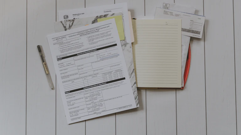 경정청구 체크리스트를 펼쳐놓고 누락 공제 항목을 표시한 대체텍스트