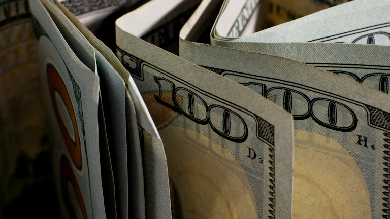 부가세 환급 지연 원인을 체크하는 문서와 노트북 화면 대체텍스트