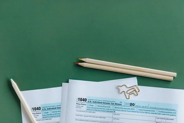 홈택스 환급 서류와 영수증을 정리한 모습